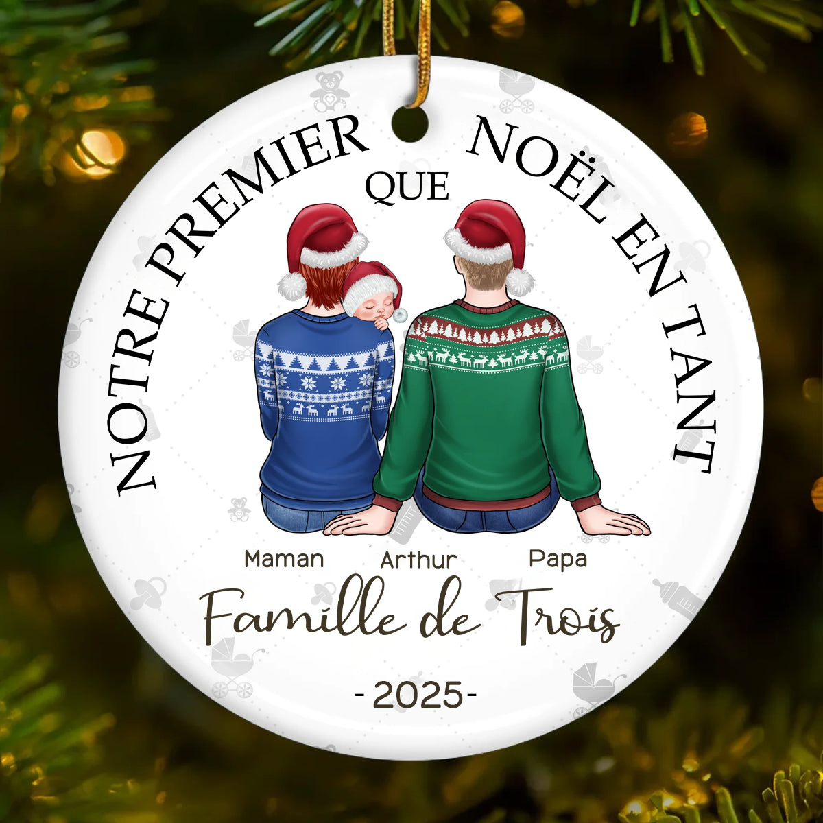 Ornement rond en céramique personnalisé – « Notre premier Noël à trois »