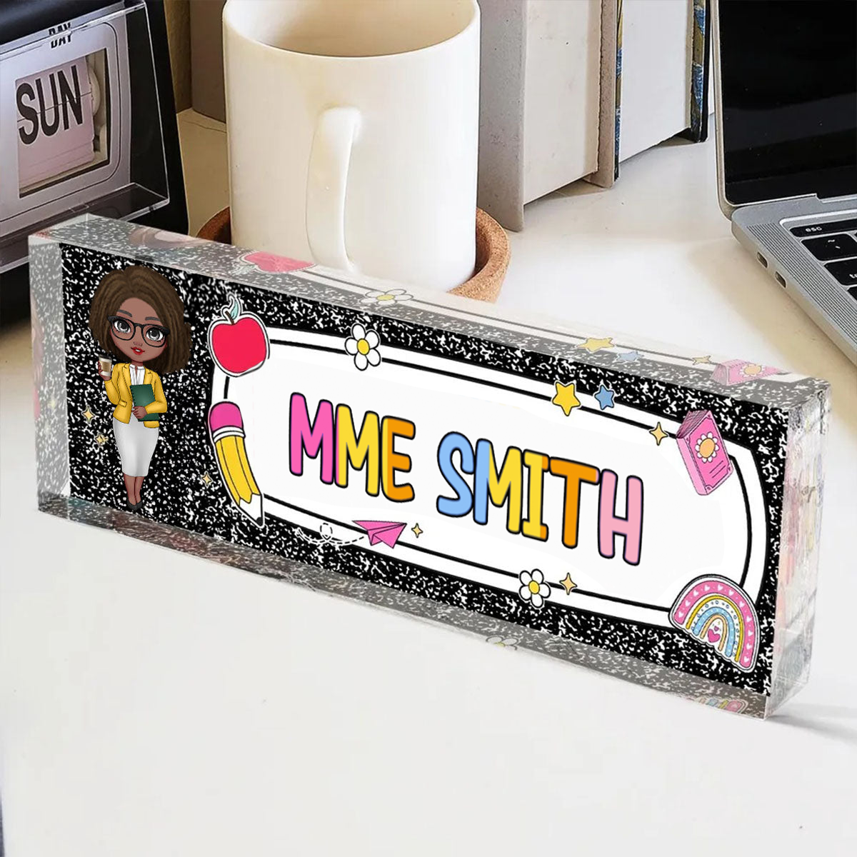 Plaque en acrylique personnalisée avec personnage et prénom – Cadeau pour enseignante et collaboratrice