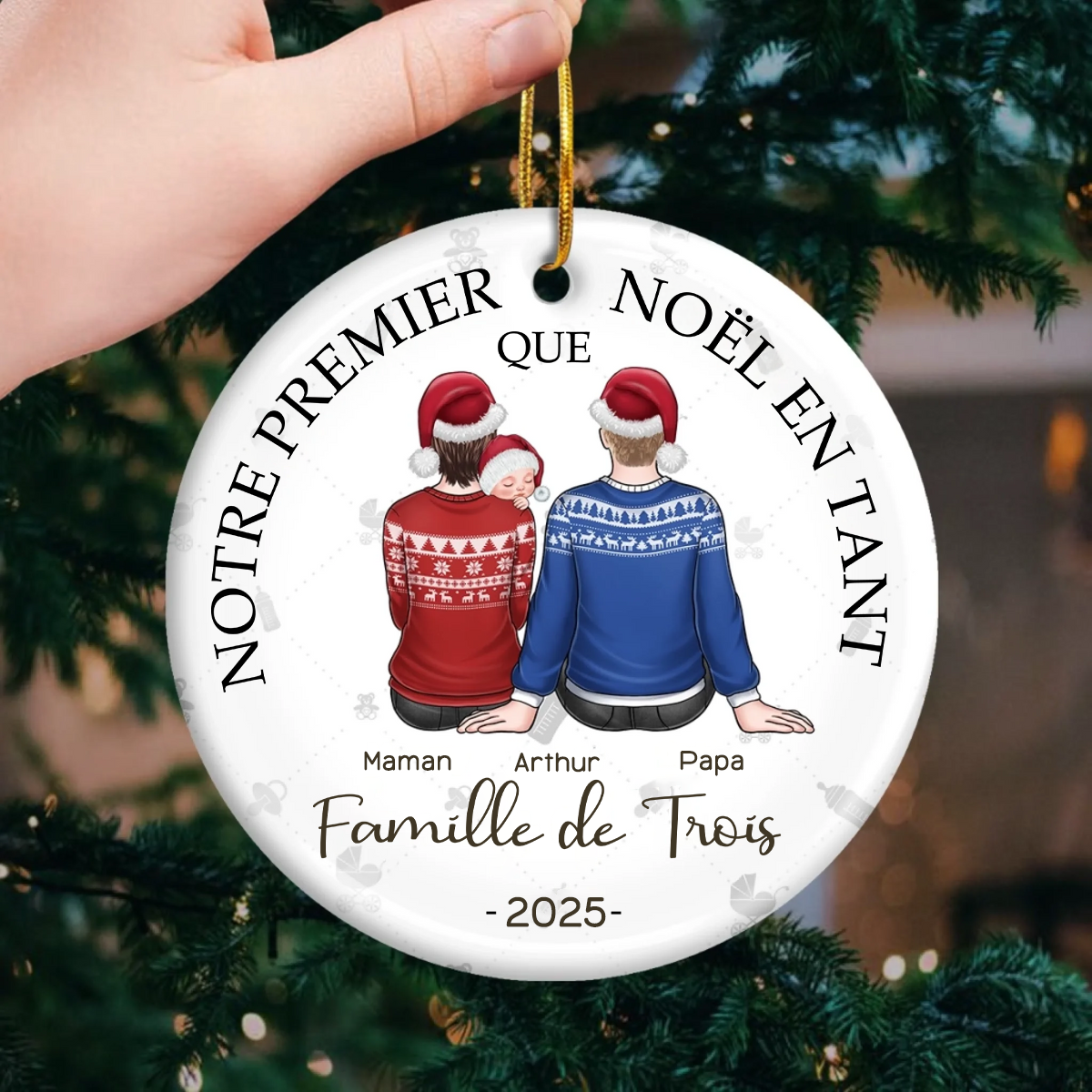 Ornement rond en céramique personnalisé – « Notre premier Noël à trois »