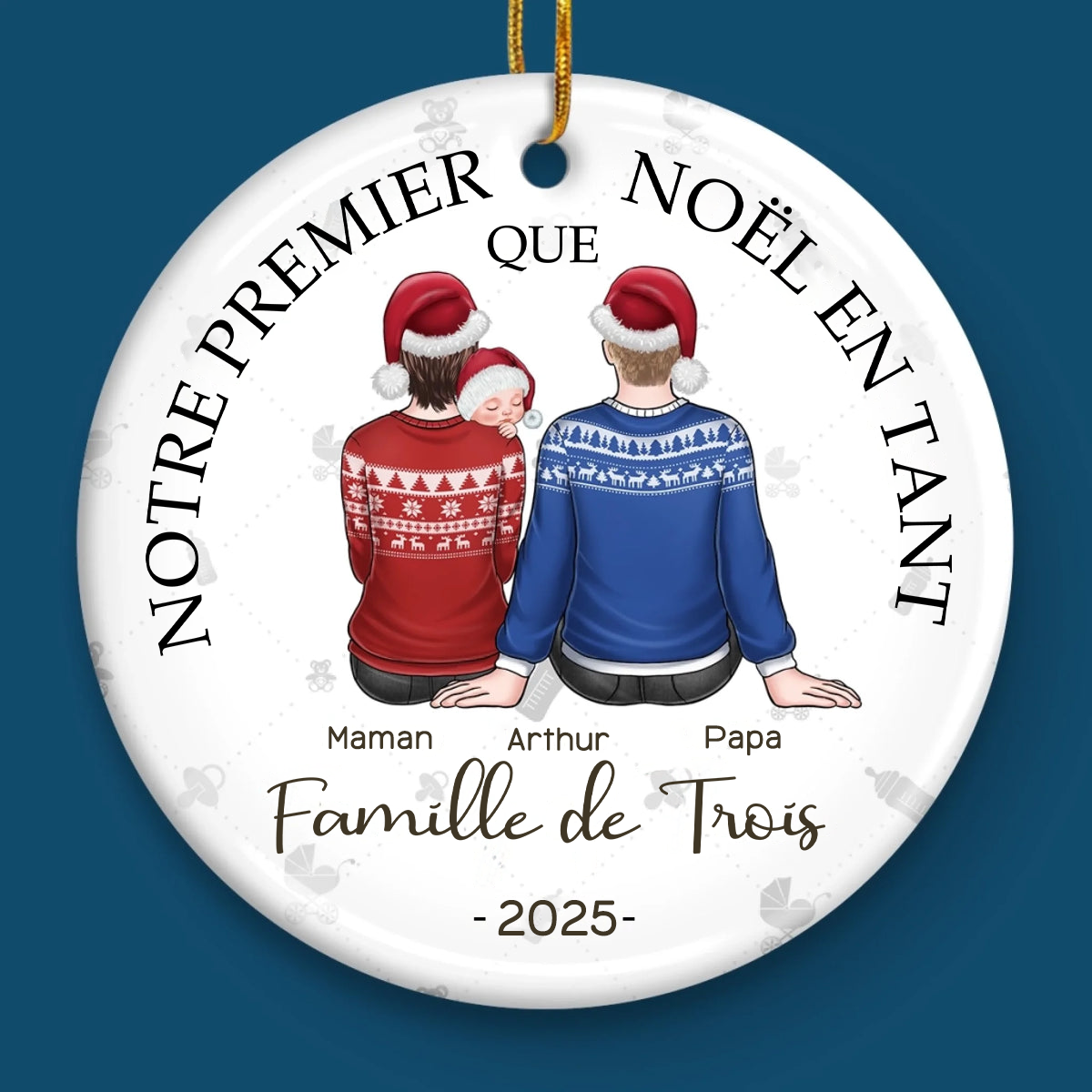 Ornement rond en céramique personnalisé – « Notre premier Noël à trois »