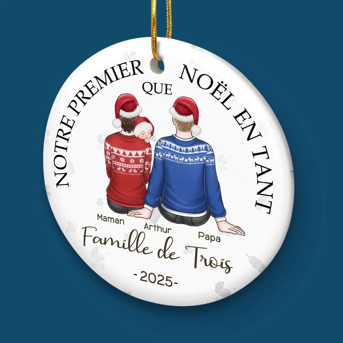 Ornement rond en céramique personnalisé – « Notre premier Noël à trois »