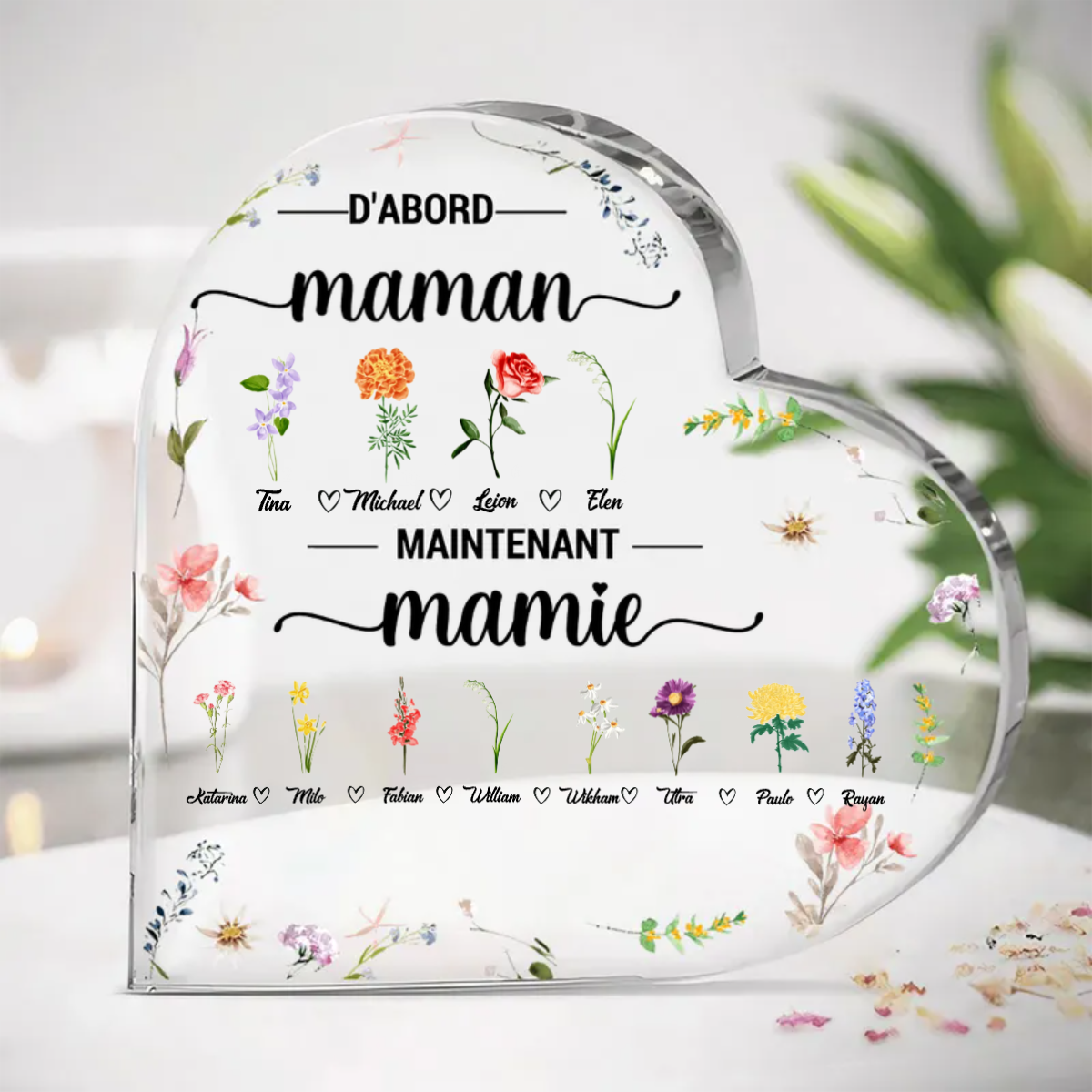 Cœur sur socle "D'abord maman, maintenant mamie" avec noms et fleurs de naissance