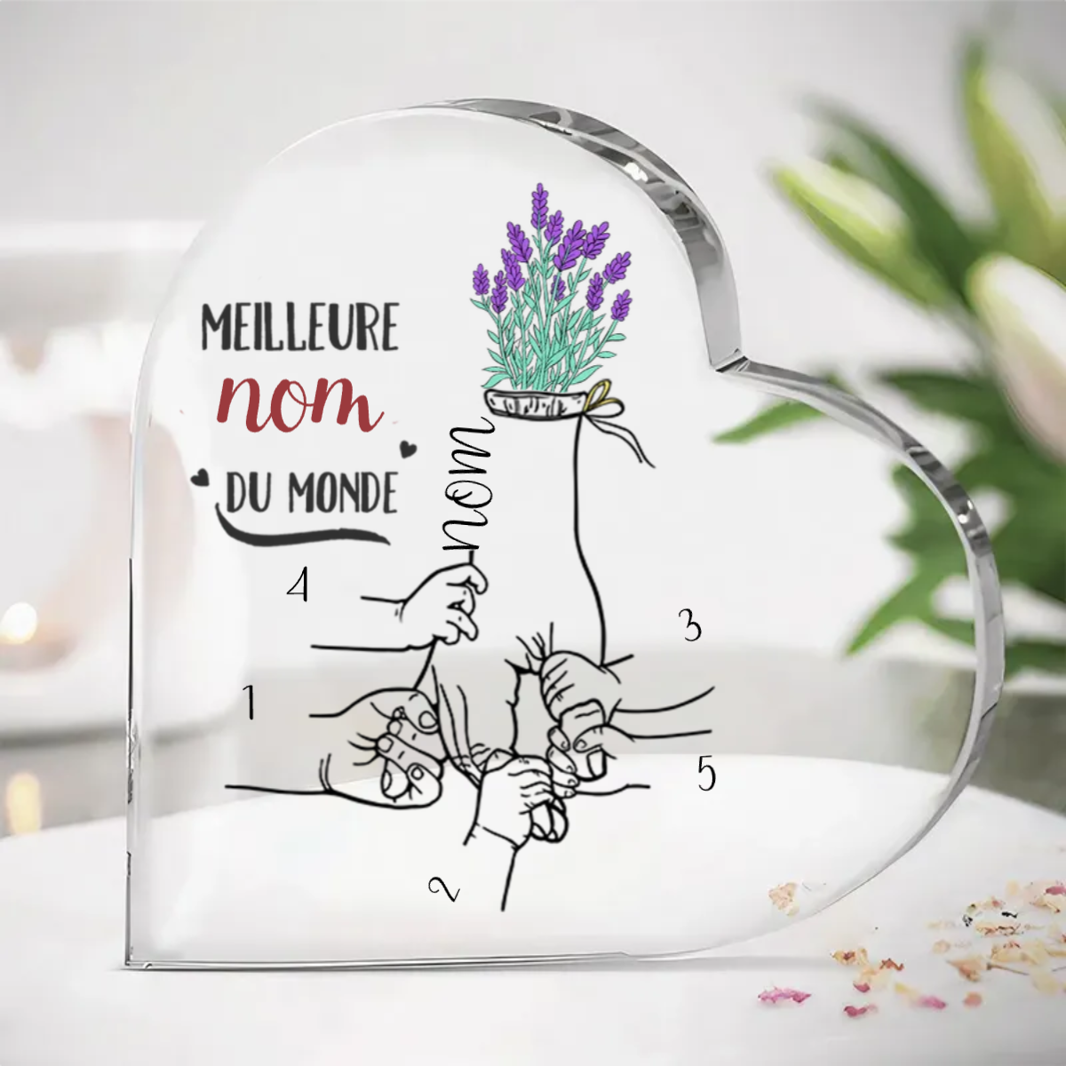 Cœur sur socle avec bouquet de fleurs et mains pour maman et grand-mère.