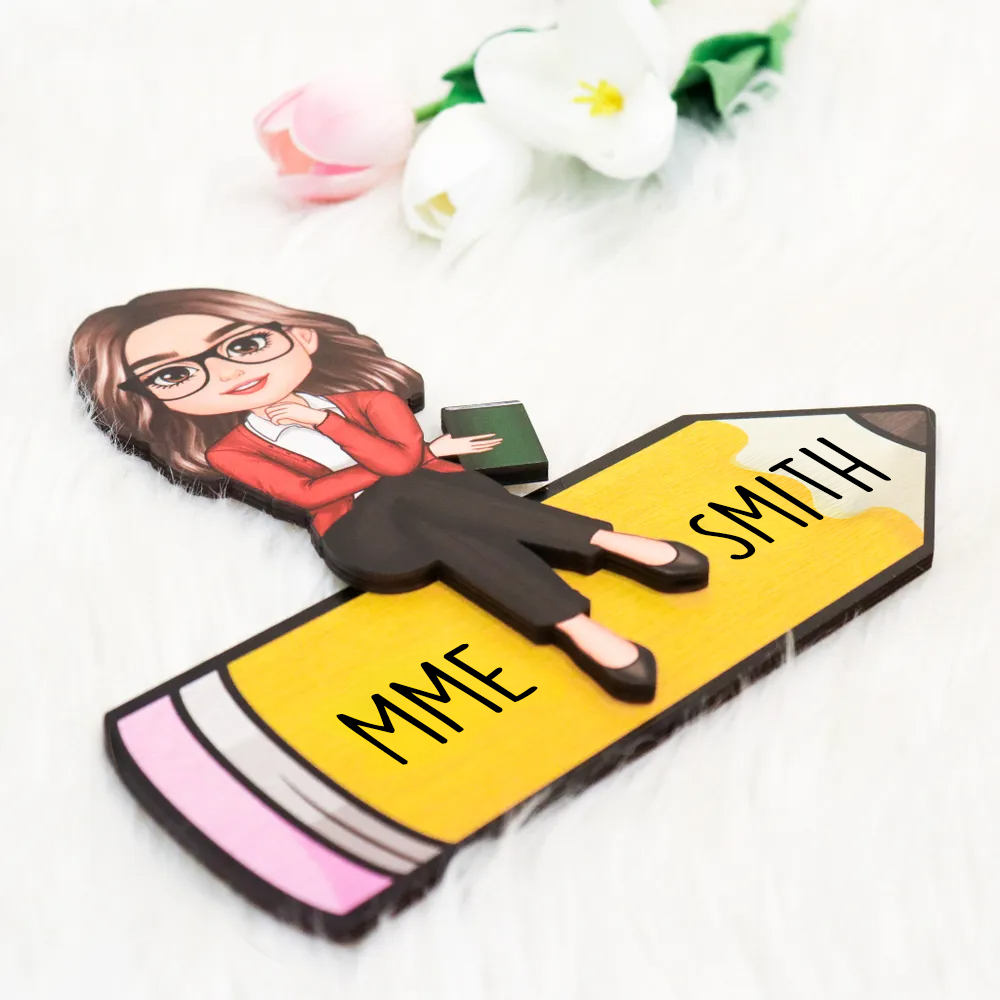 Figurine de professeur assis(e) sur un crayon – Plaque en bois personnalisée, décoration de bureau pour enseignant(e)