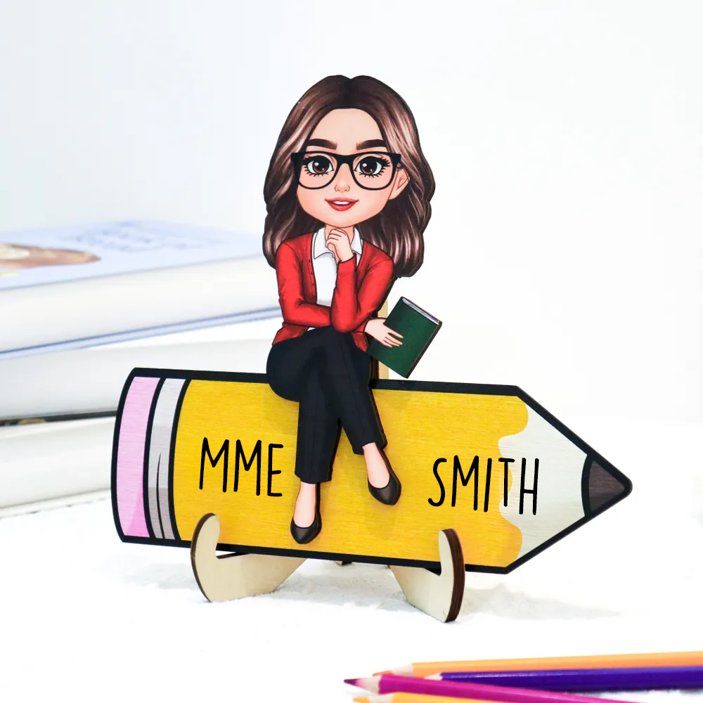 Figurine de professeur assis(e) sur un crayon – Plaque en bois personnalisée, décoration de bureau pour enseignant(e)