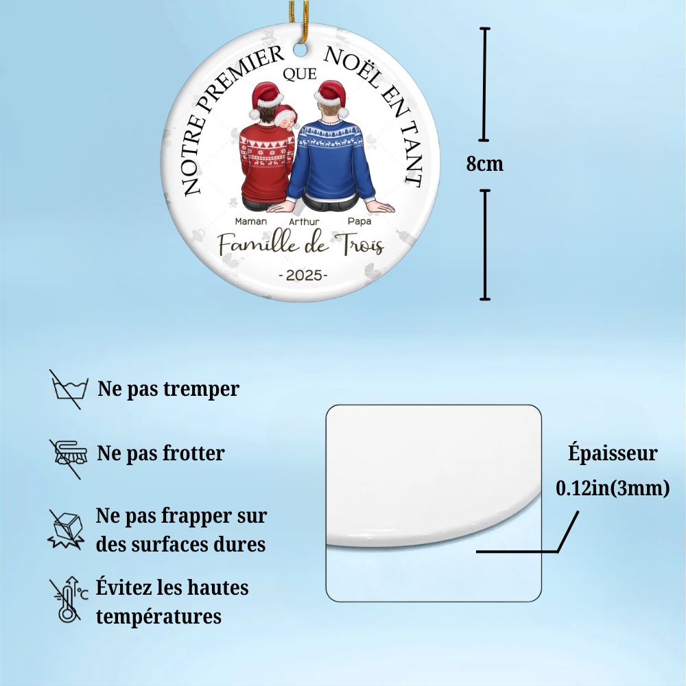 Ornement rond en céramique personnalisé – « Notre premier Noël à trois »
