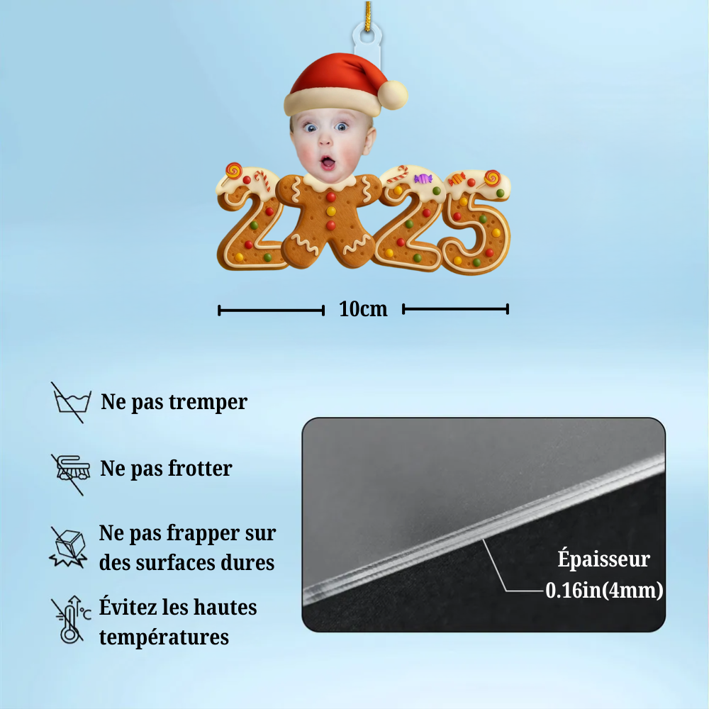Décoration personnalisée en acrylique – “2025 Bébé” – Design pain d’épices amusant avec photo