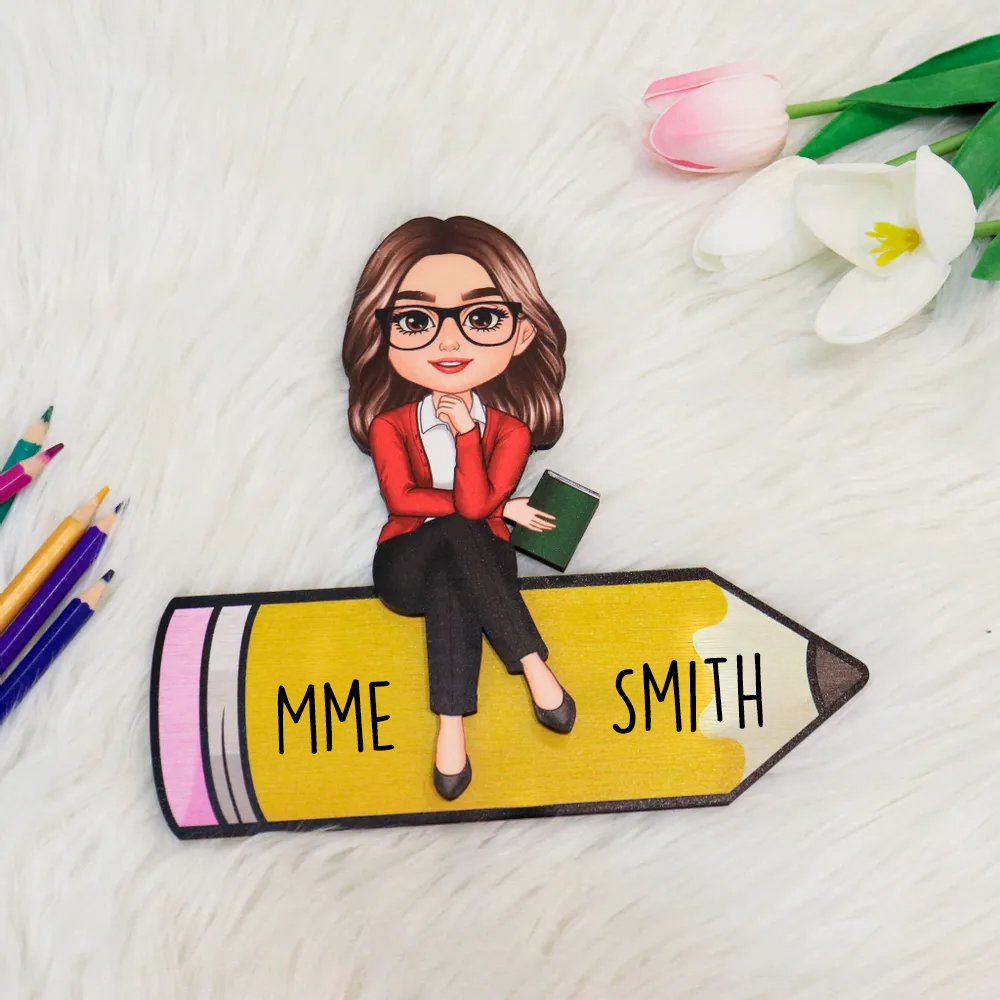Figurine de professeur assis(e) sur un crayon – Plaque en bois personnalisée, décoration de bureau pour enseignant(e)