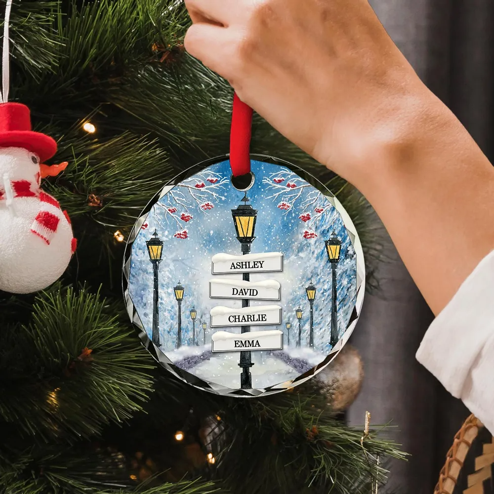 Ornement de Noël personnalisé "Chemin familial des lanternes de neige"