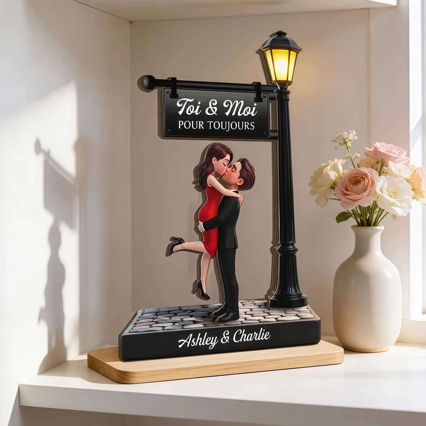Couple sous le lampadaire – Présentoir en bois personnalisé avec figurines, texte et prénoms