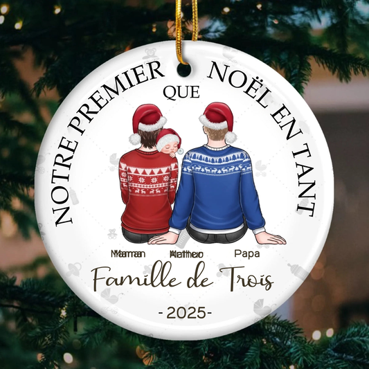 Ornement rond en céramique personnalisé – « Notre premier Noël à trois »