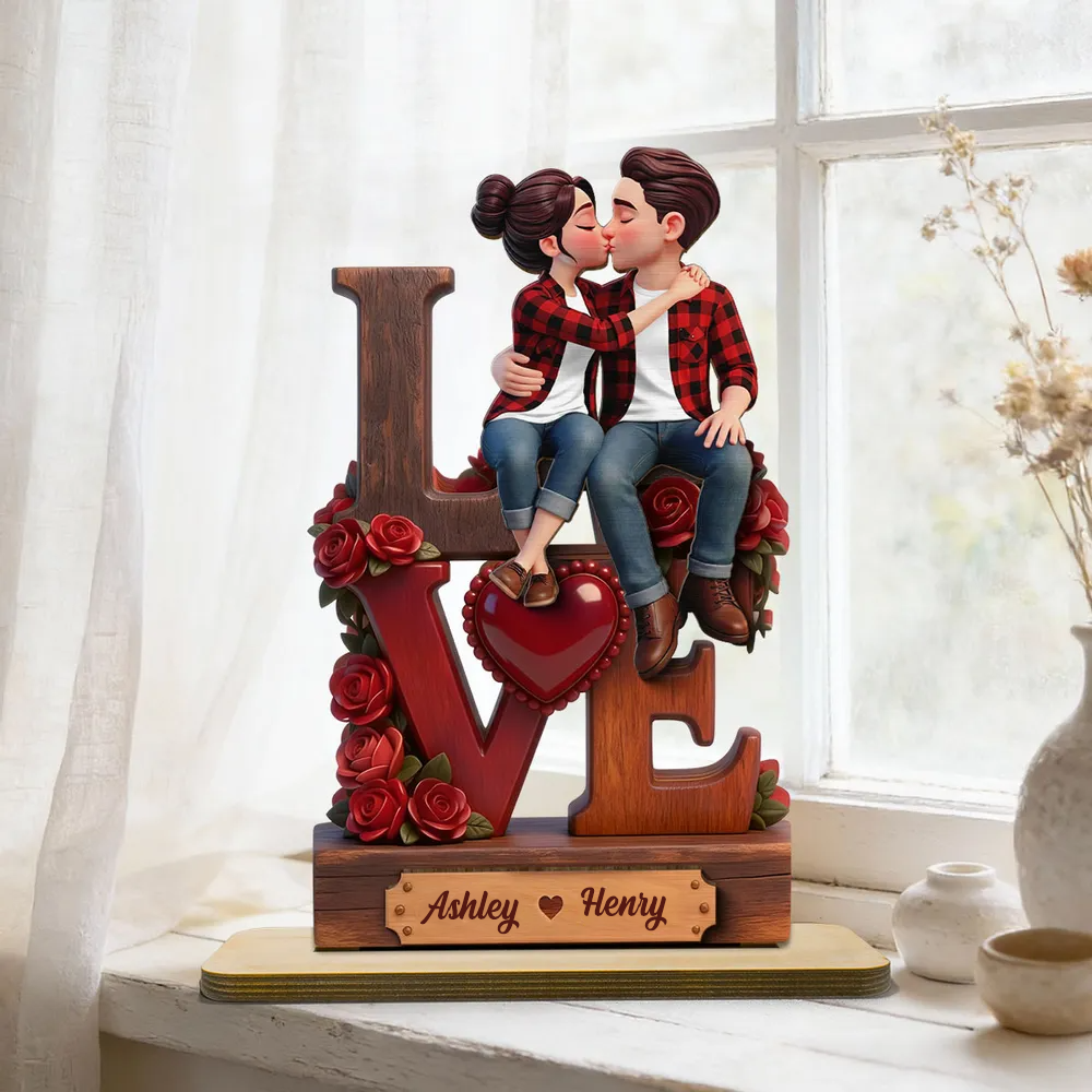 Couple s’embrassant – Présentoir en bois personnalisé avec figurines et prénoms
