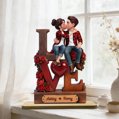 Couple s’embrassant – Présentoir en bois personnalisé avec figurines et prénoms