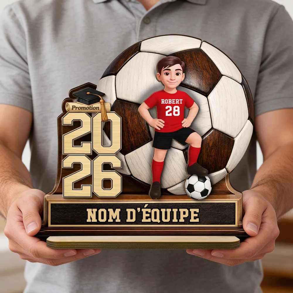 Enfant footballeur 2026 – Présentoir en bois personnalisé avec figurine et texte – Cadeau de fin d’études pour fille et garçon