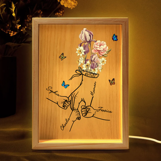 Boîte lumineuse avec cadre en bois, fleurs de naissance et mains – Cadeau pour maman et mamie