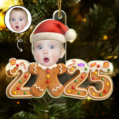 Décoration personnalisée en acrylique – “2025 Bébé” – Design pain d’épices amusant avec photo
