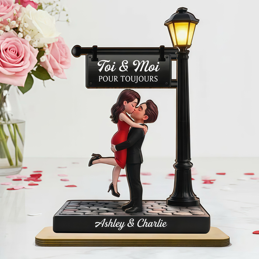 Couple sous le lampadaire – Présentoir en bois personnalisé avec figurines, texte et prénoms