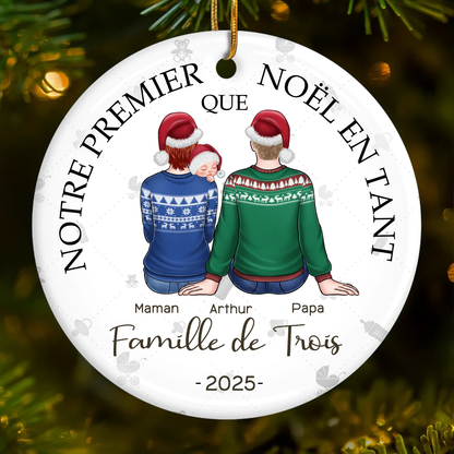 Ornement rond en céramique personnalisé – « Notre premier Noël à trois »