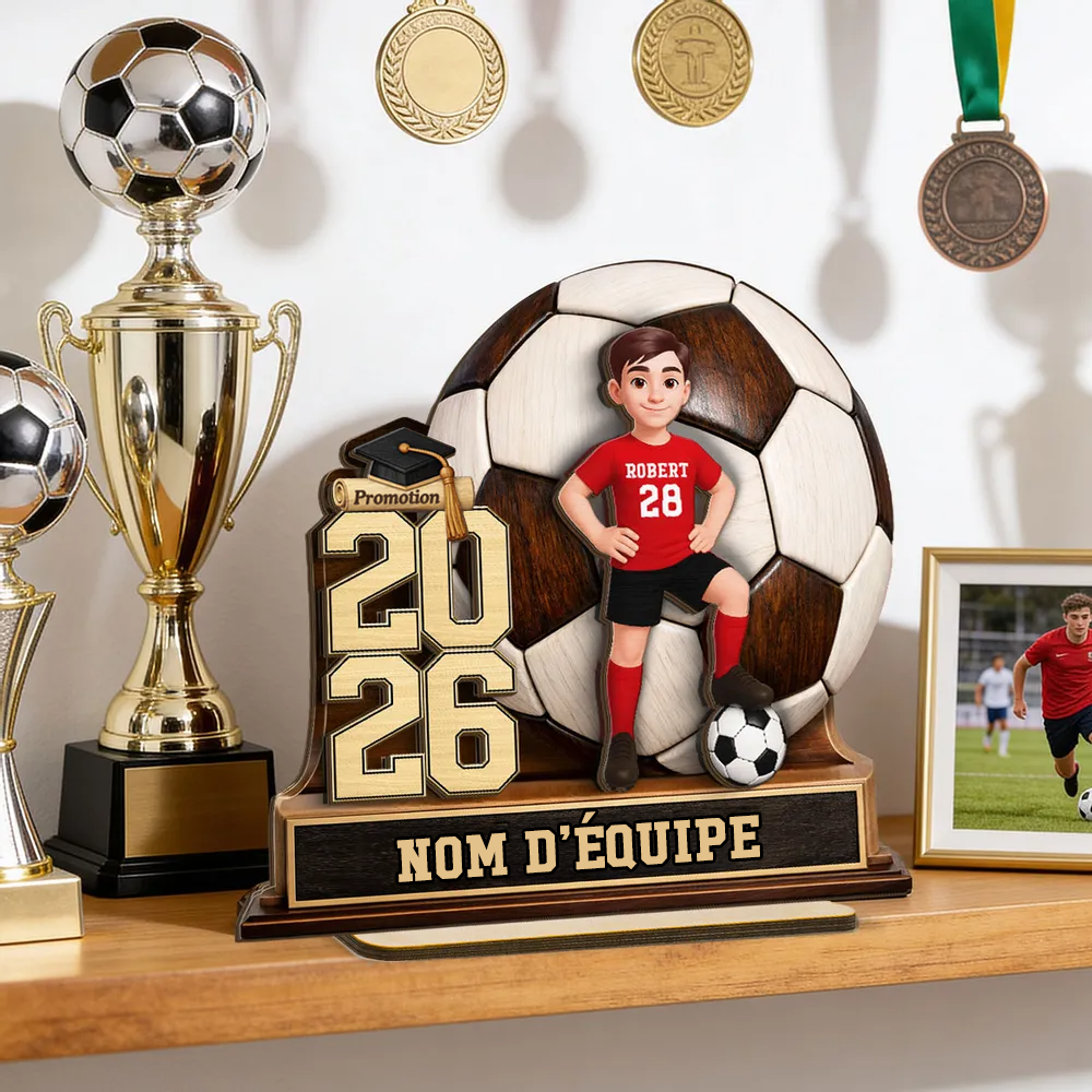 Enfant footballeur 2026 – Présentoir en bois personnalisé avec figurine et texte – Cadeau de fin d’études pour fille et garçon