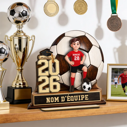 Enfant footballeur 2026 – Présentoir en bois personnalisé avec figurine et texte – Cadeau de fin d’études pour fille et garçon