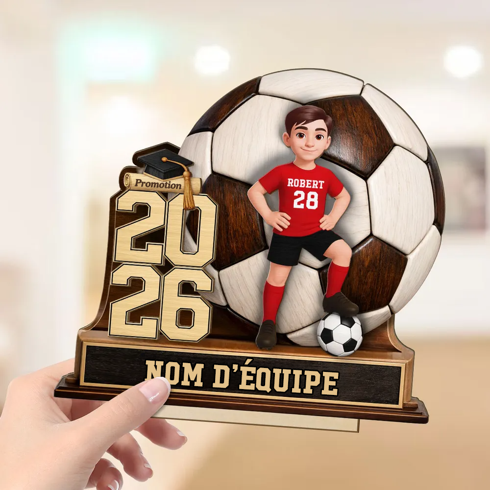 Enfant footballeur 2026 – Présentoir en bois personnalisé avec figurine et texte – Cadeau de fin d’études pour fille et garçon