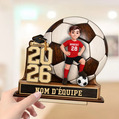 Enfant footballeur 2026 – Présentoir en bois personnalisé avec figurine et texte – Cadeau de fin d’études pour fille et garçon