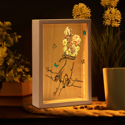Boîte lumineuse avec cadre en bois, fleurs de naissance et mains – Cadeau pour maman et mamie