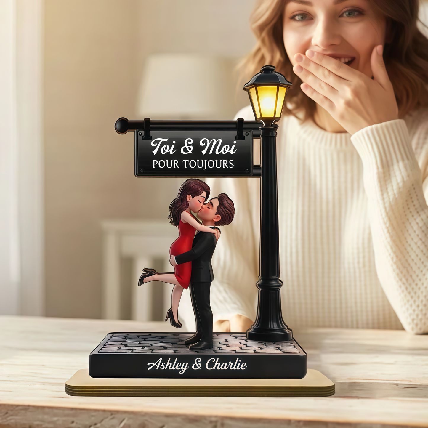 Couple sous le lampadaire – Présentoir en bois personnalisé avec figurines, texte et prénoms