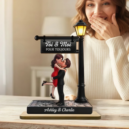 Couple sous le lampadaire – Présentoir en bois personnalisé avec figurines, texte et prénoms