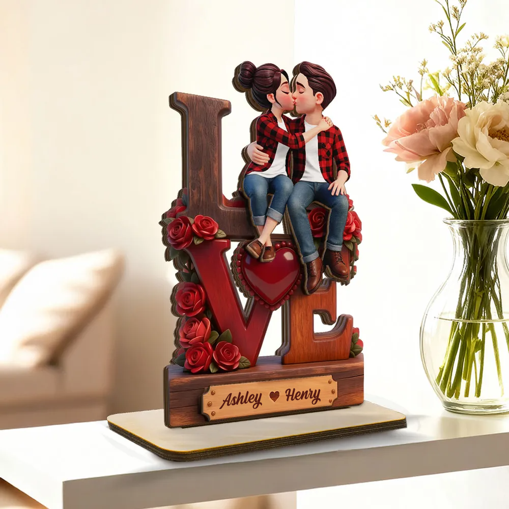 Couple s’embrassant – Présentoir en bois personnalisé avec figurines et prénoms