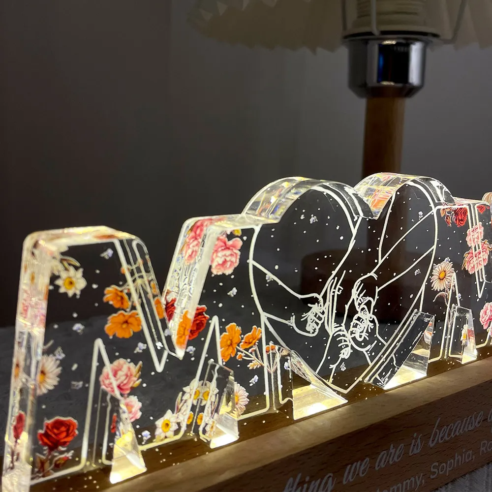 Veilleuse personnalisée "MOM" avec fleurs de naissance et motif main dans la main