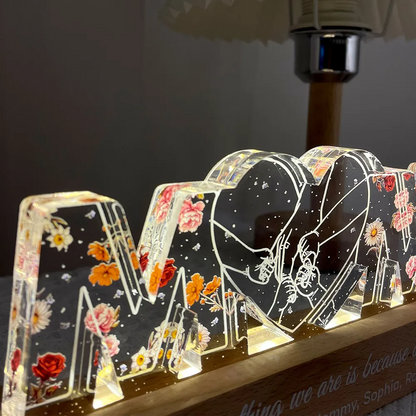 Veilleuse personnalisée "MOM" avec fleurs de naissance et motif main dans la main