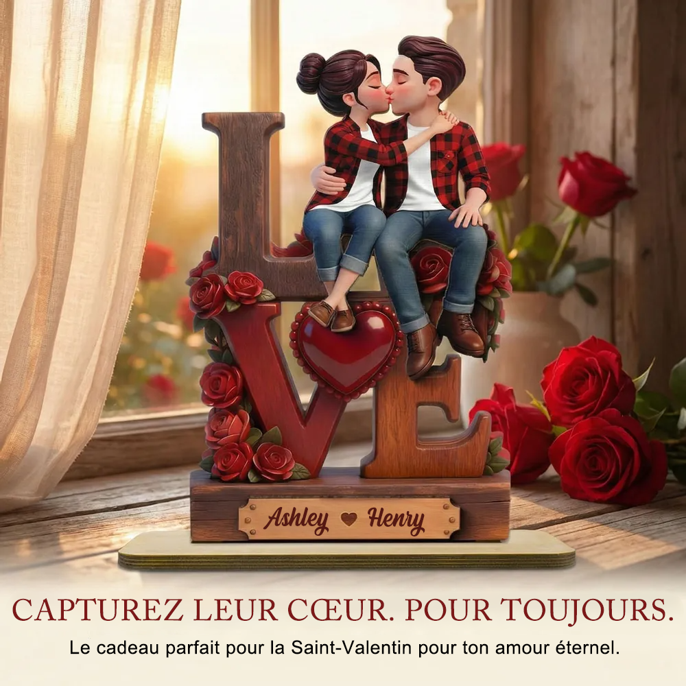Couple s’embrassant – Présentoir en bois personnalisé avec figurines et prénoms