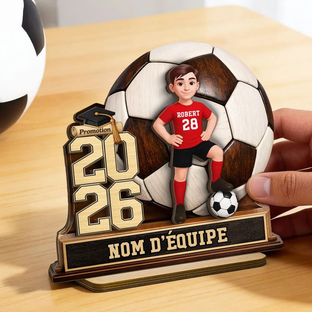 Enfant footballeur 2026 – Présentoir en bois personnalisé avec figurine et texte – Cadeau de fin d’études pour fille et garçon