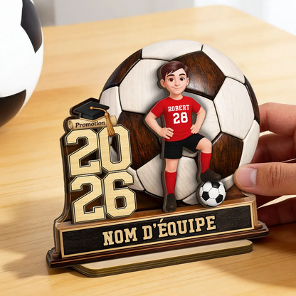 Enfant footballeur 2026 – Présentoir en bois personnalisé avec figurine et texte – Cadeau de fin d’études pour fille et garçon