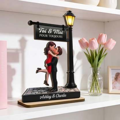 Couple sous le lampadaire – Présentoir en bois personnalisé avec figurines, texte et prénoms