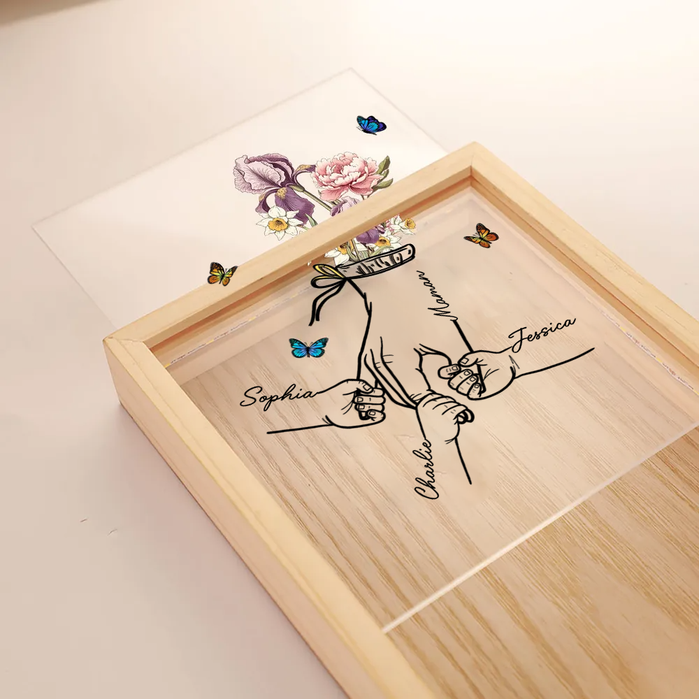 Boîte lumineuse avec cadre en bois, fleurs de naissance et mains – Cadeau pour maman et mamie