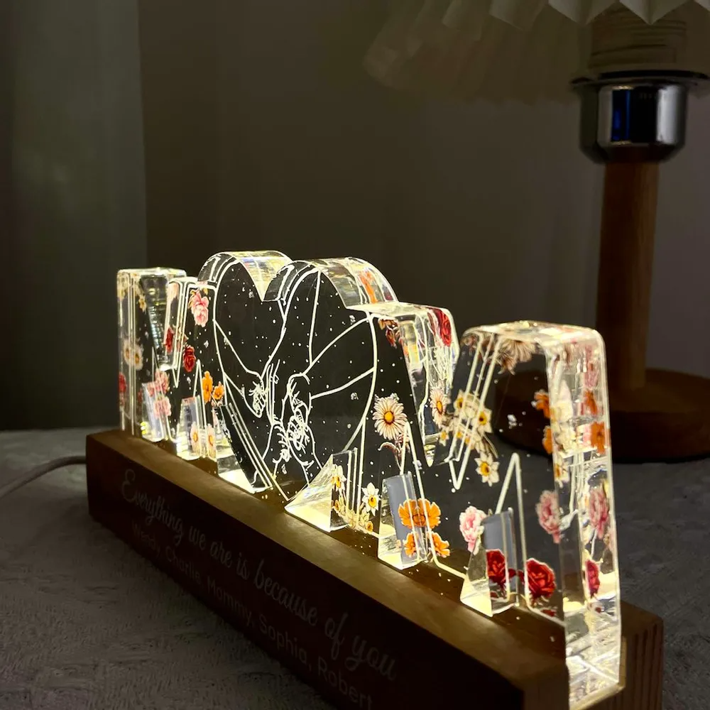 Veilleuse personnalisée "MOM" avec fleurs de naissance et motif main dans la main