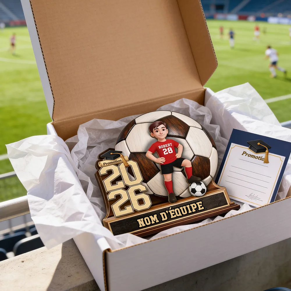 Enfant footballeur 2026 – Présentoir en bois personnalisé avec figurine et texte – Cadeau de fin d’études pour fille et garçon
