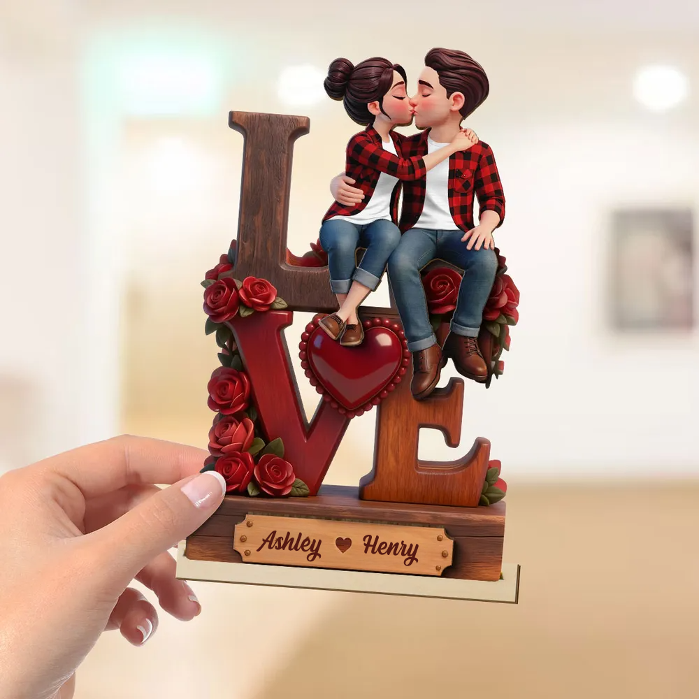 Couple s’embrassant – Présentoir en bois personnalisé avec figurines et prénoms