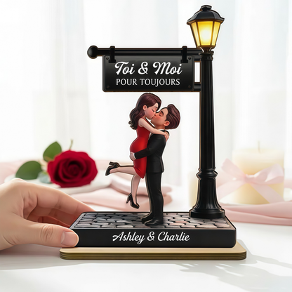Couple sous le lampadaire – Présentoir en bois personnalisé avec figurines, texte et prénoms