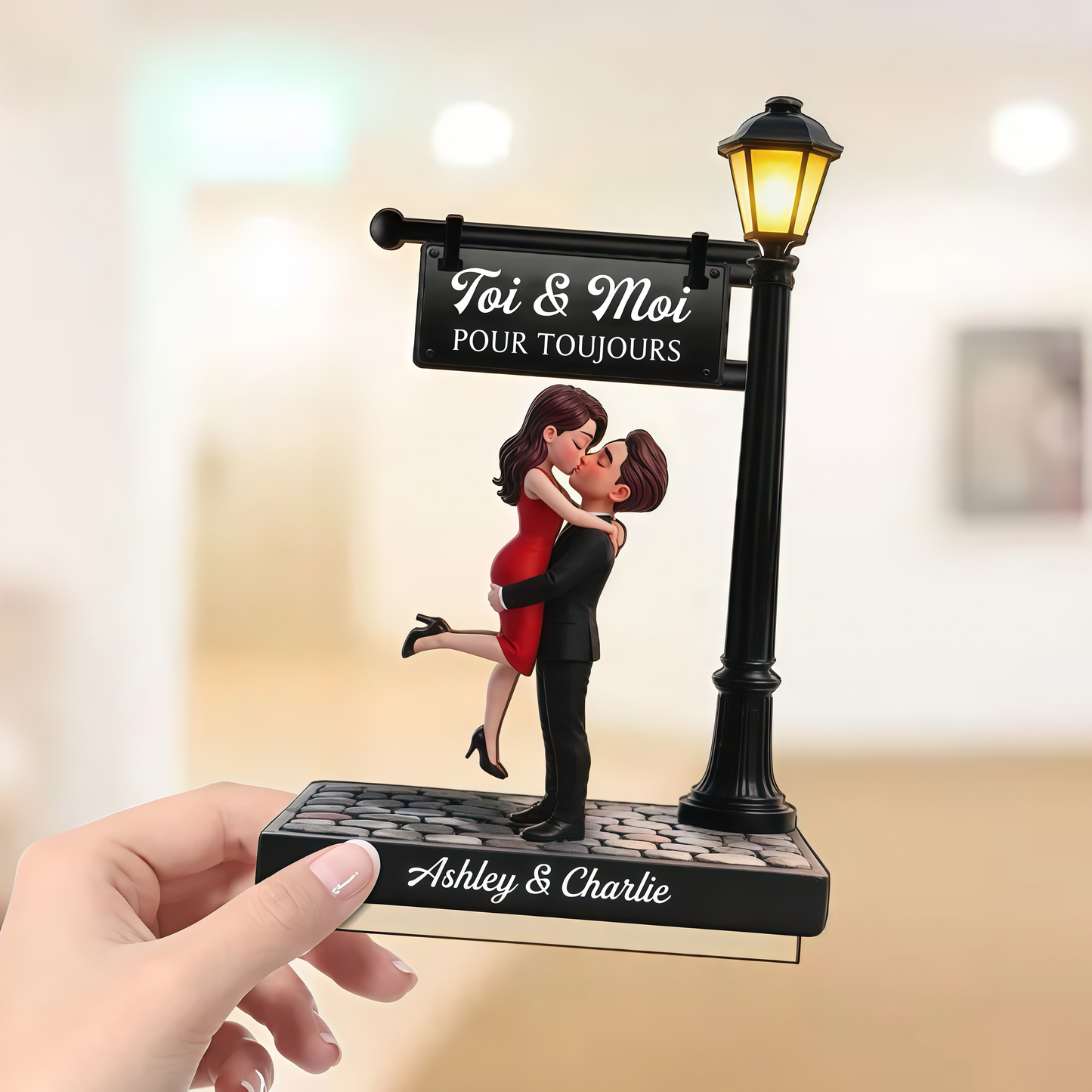 Couple sous le lampadaire – Présentoir en bois personnalisé avec figurines, texte et prénoms