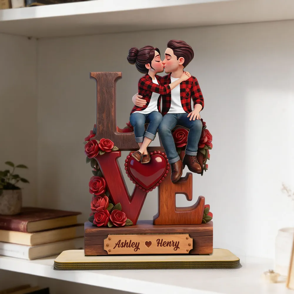 Couple s’embrassant – Présentoir en bois personnalisé avec figurines et prénoms