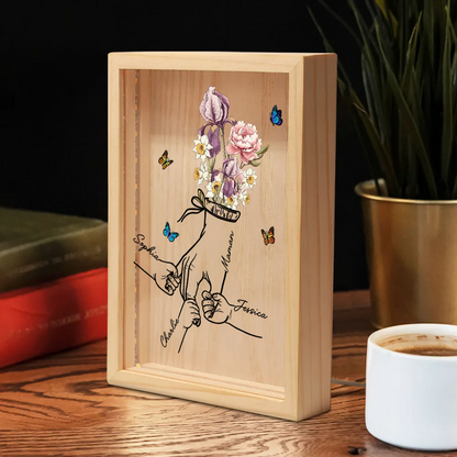 Boîte lumineuse avec cadre en bois, fleurs de naissance et mains – Cadeau pour maman et mamie