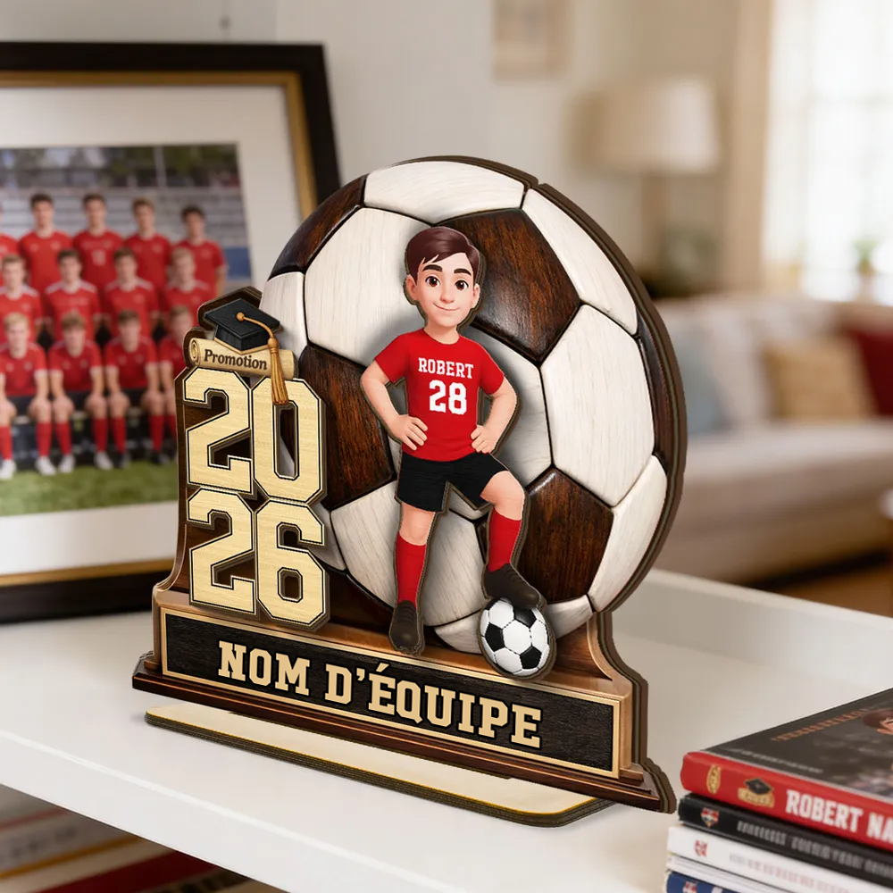 Enfant footballeur 2026 – Présentoir en bois personnalisé avec figurine et texte – Cadeau de fin d’études pour fille et garçon
