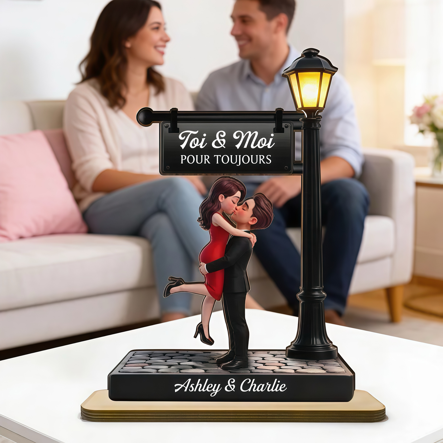 Couple sous le lampadaire – Présentoir en bois personnalisé avec figurines, texte et prénoms