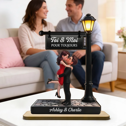 Couple sous le lampadaire – Présentoir en bois personnalisé avec figurines, texte et prénoms