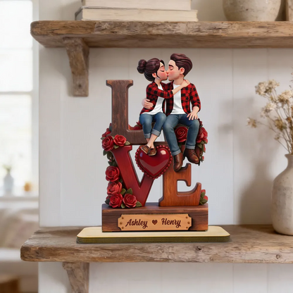 Couple s’embrassant – Présentoir en bois personnalisé avec figurines et prénoms
