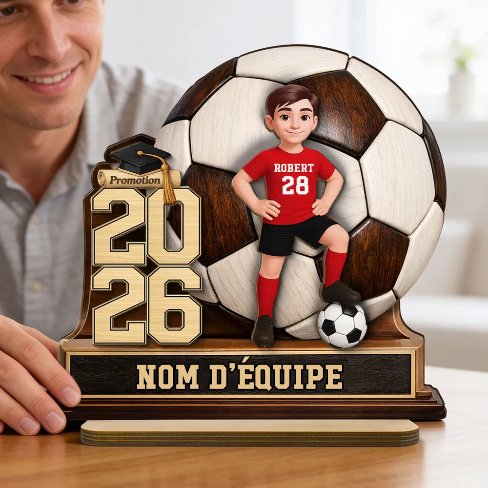 Enfant footballeur 2026 – Présentoir en bois personnalisé avec figurine et texte – Cadeau de fin d’études pour fille et garçon