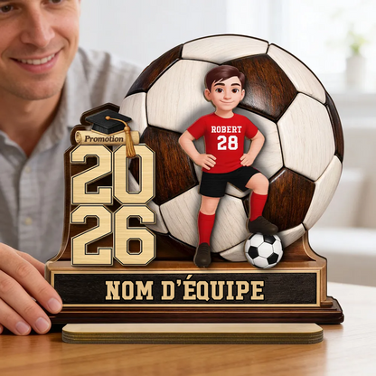 Enfant footballeur 2026 – Présentoir en bois personnalisé avec figurine et texte – Cadeau de fin d’études pour fille et garçon